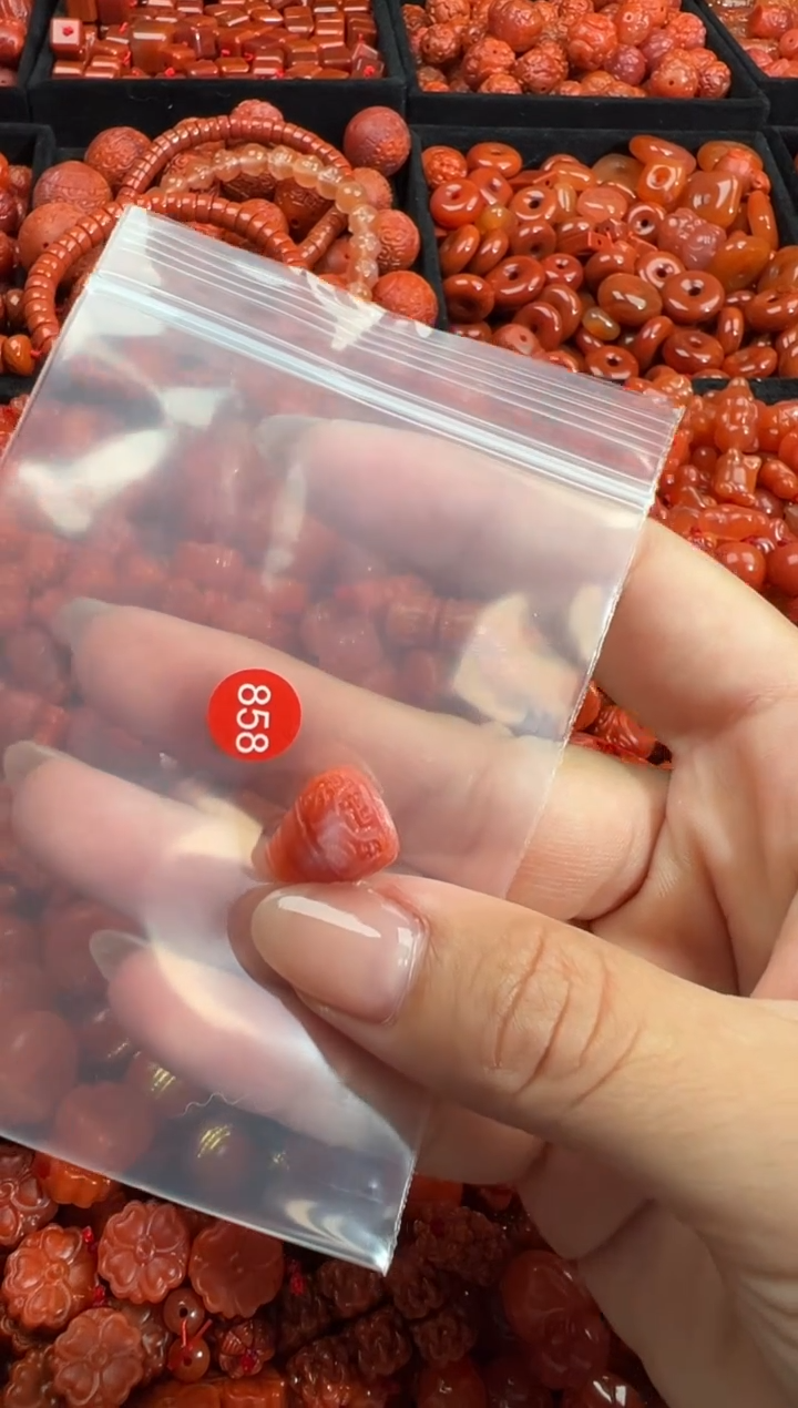 南红玛瑙未镶嵌颈饰1