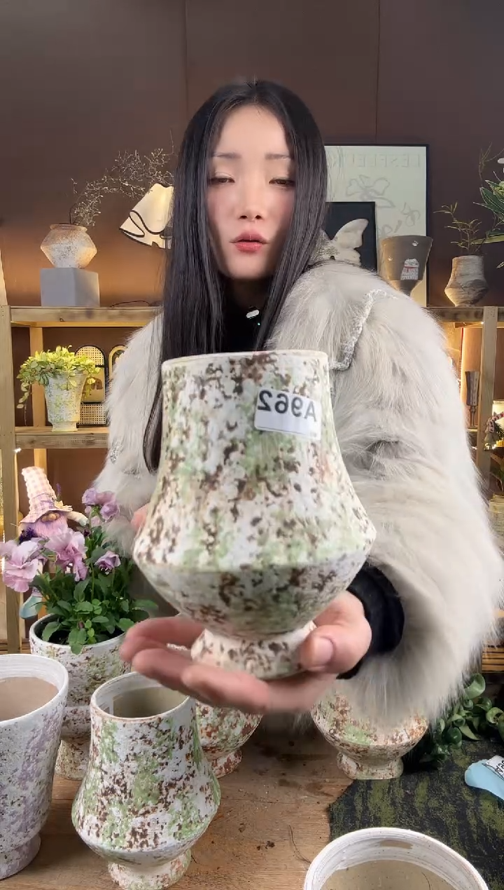 以实际为准?*蟹编号 962  景德镇手绘花盆