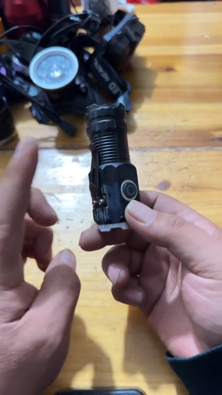 A489定焦三眼手电18350款不带电池有瑕疵