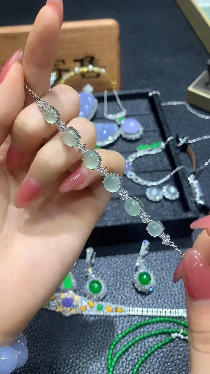 18K金镶嵌手链翡翠40团购