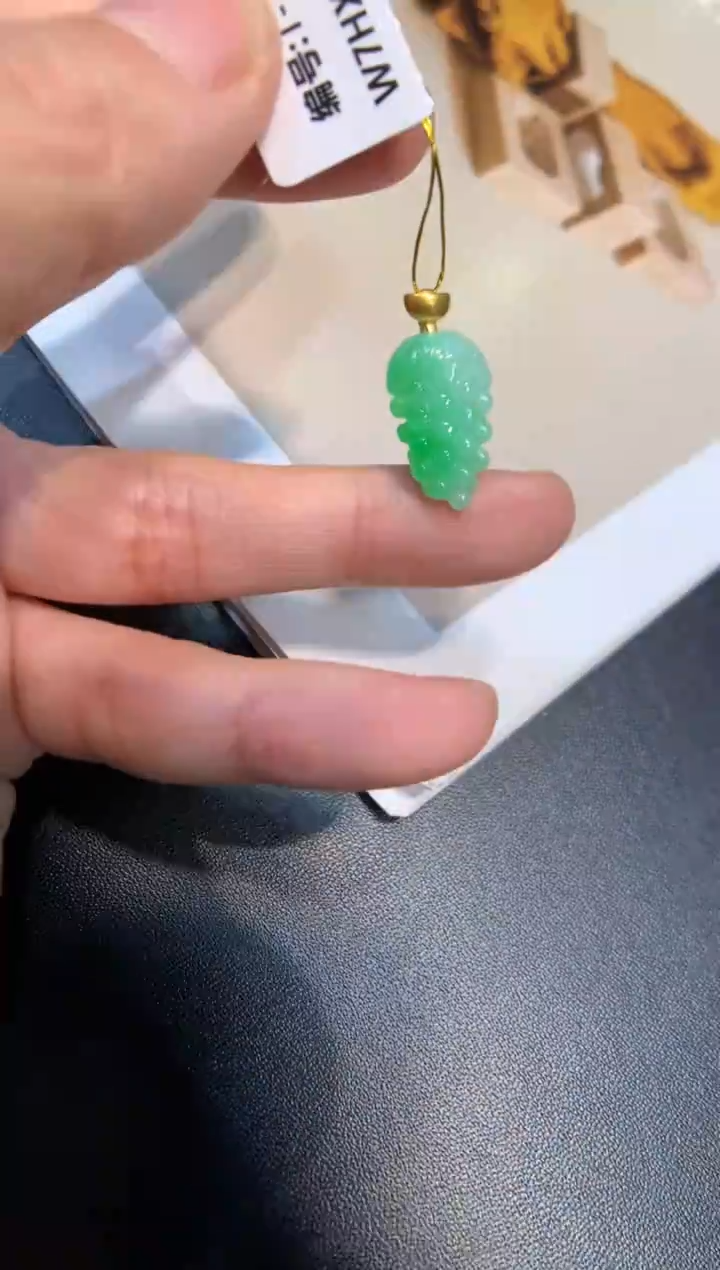 颈饰18K金镶嵌翡翠葡萄