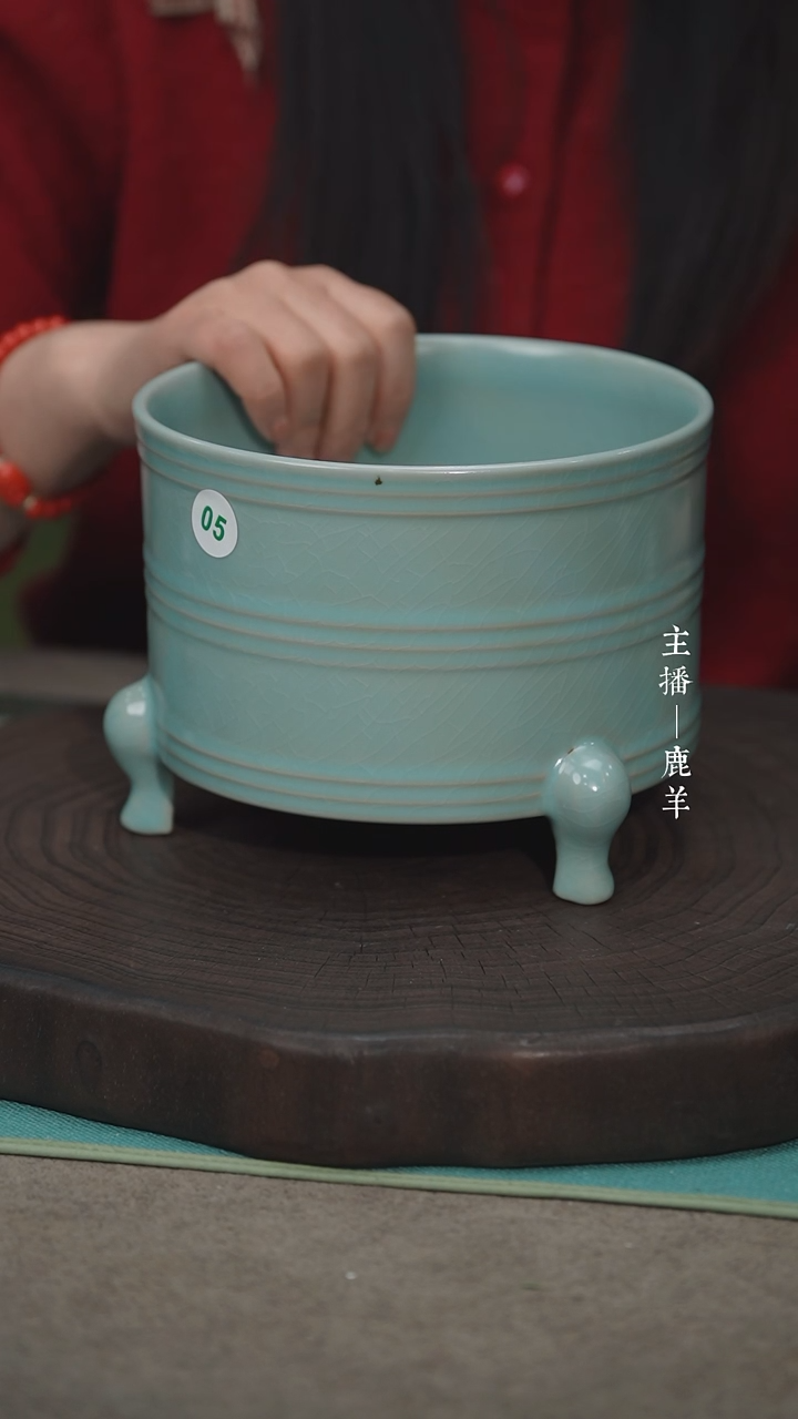 【闪购商品】05-1三足弦纹樽（大瑕介意勿拍）-羊