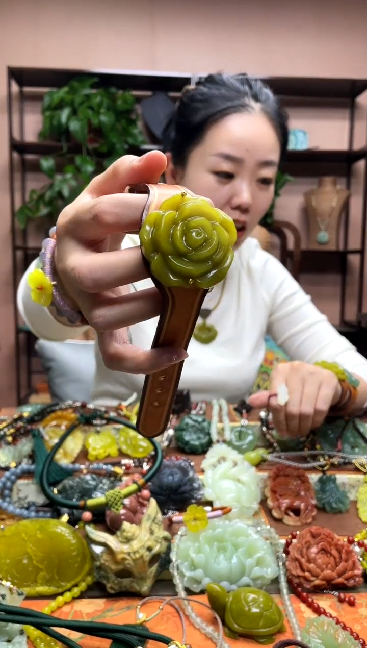 未镶嵌岫玉颈饰多样性发货发其中之一