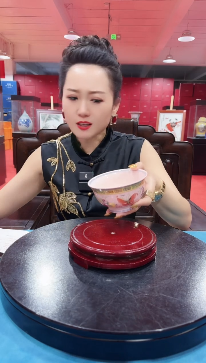 陶瓷红稀土回文蝴蝶碗