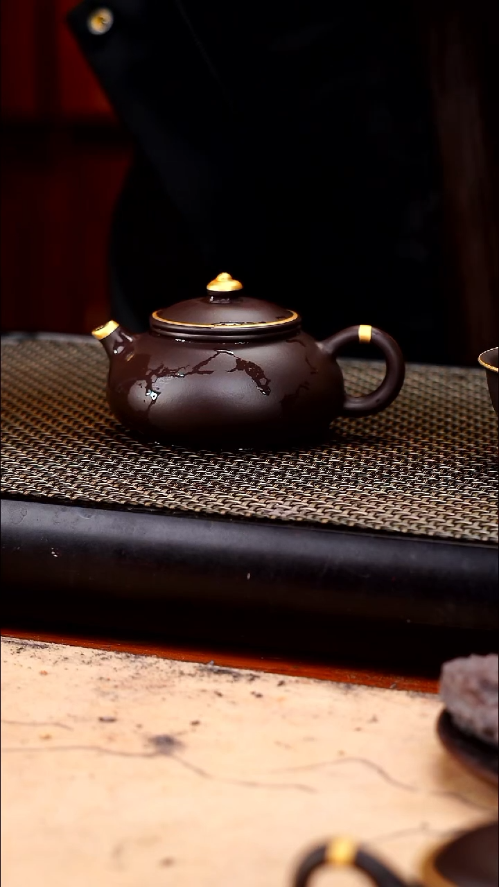 茶壶紫砂四号井茄皮紫泥描金寒江130cc