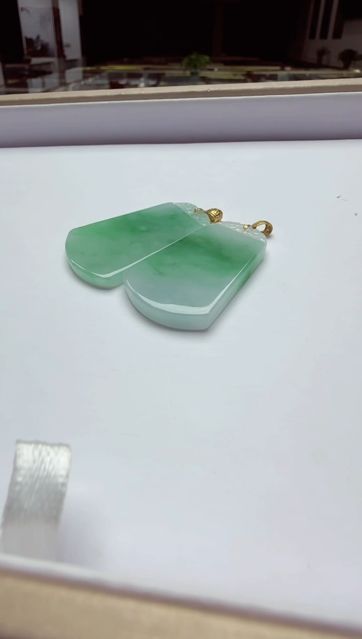 颈饰18K金镶嵌翡翠多样性发其一