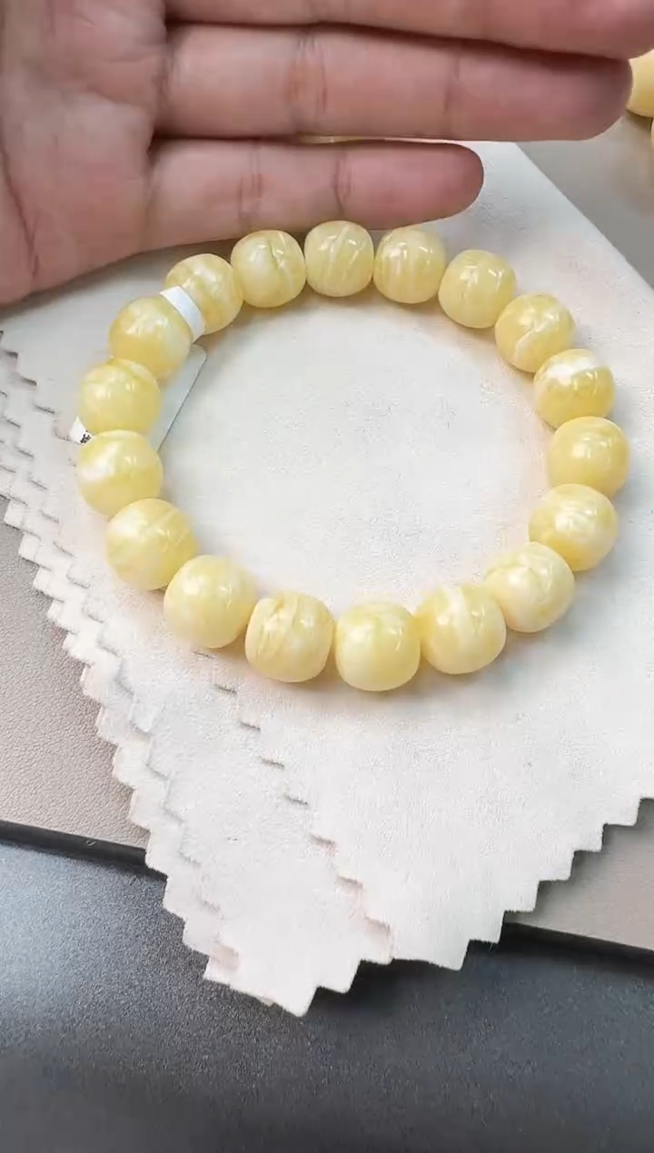 手串蜜蜡未镶嵌?**?蜜蜡手串