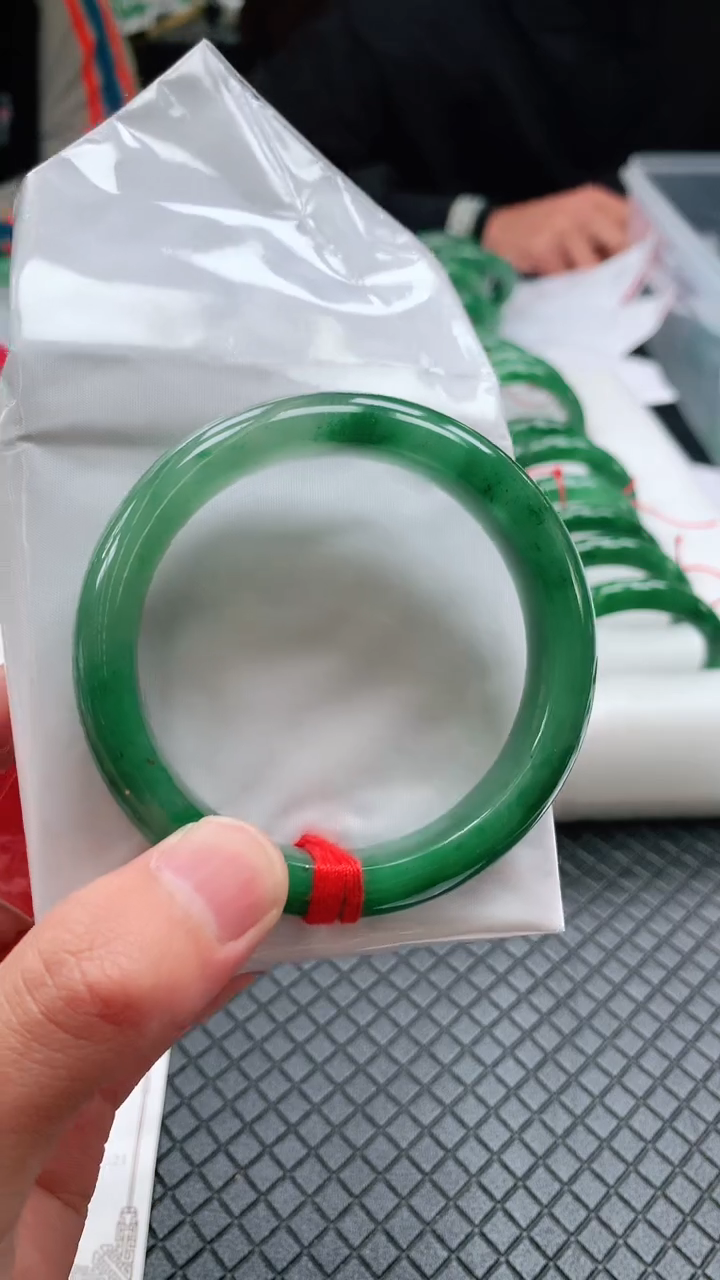 【闪购商品】石英质玉手镯未镶嵌冰飘花手镯