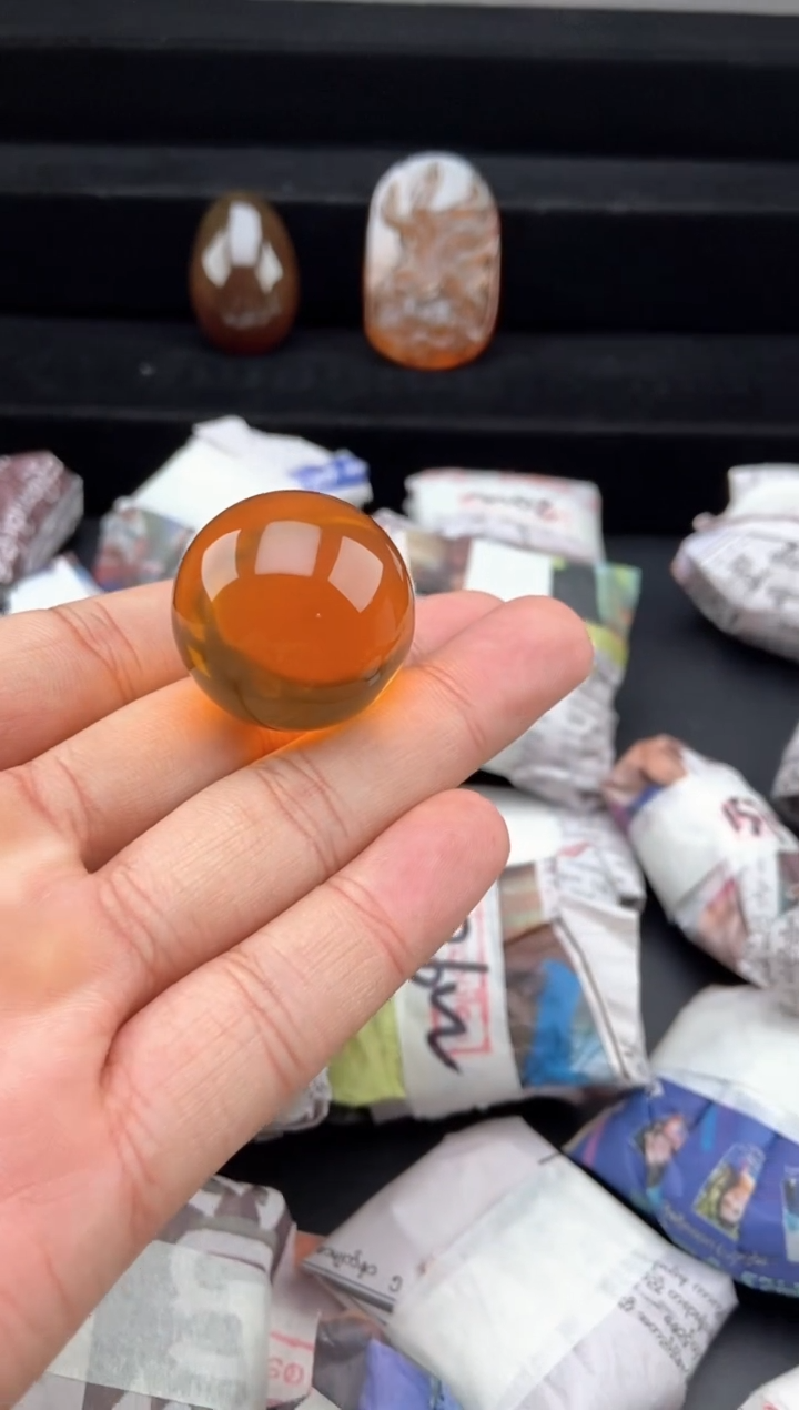 琥珀颈饰未镶嵌浅金棕单珠吊坠