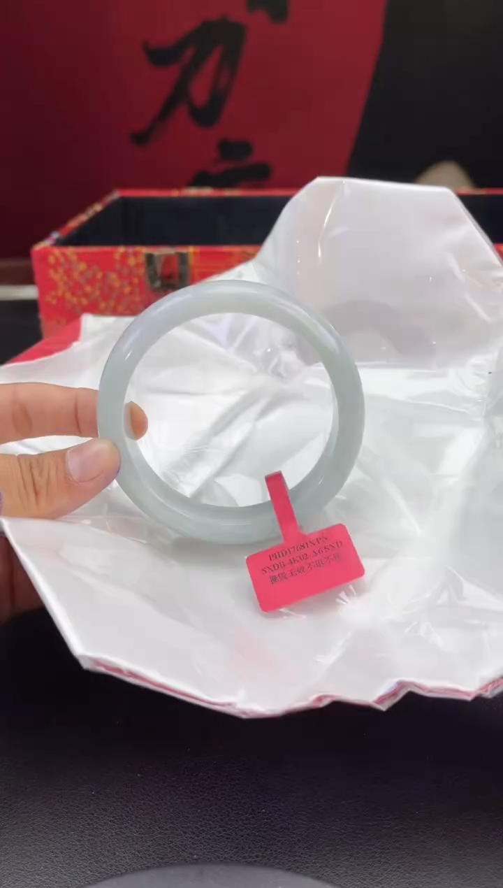 【闪购商品】翡翠未镶嵌手镯18翡翠手镯（微瑕）