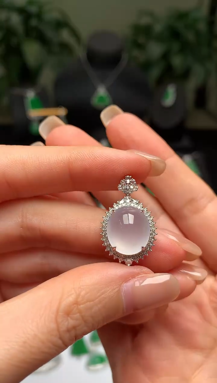 颈饰18K金镶嵌翡翠冰蛋