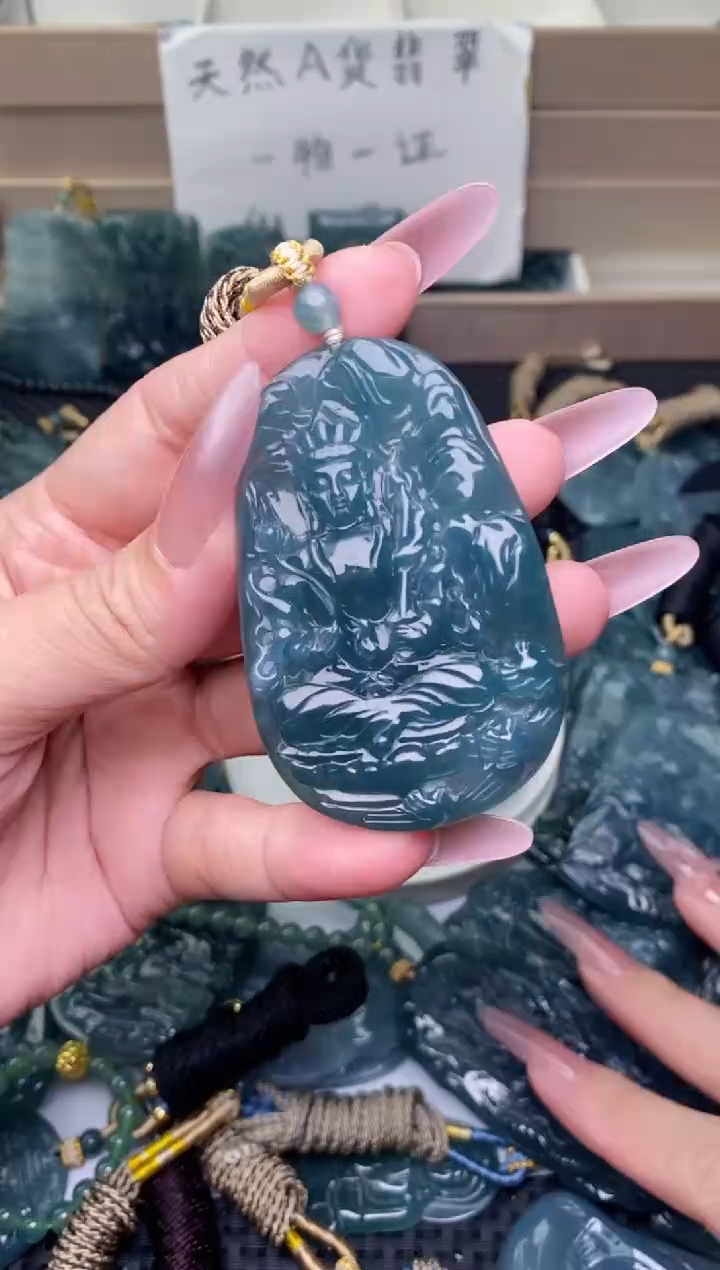 颈饰未镶嵌翡翠          