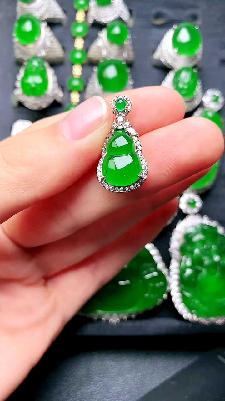 【闪购商品】翡翠吊坠(赠链)未镶嵌葫芦吊坠