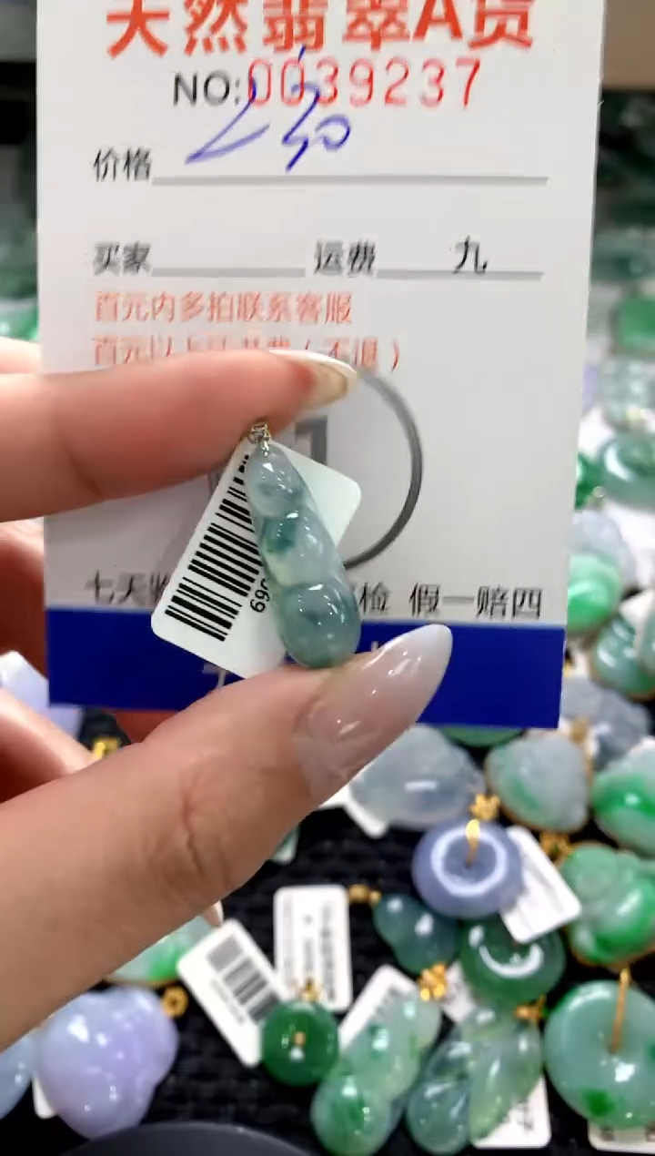 颈饰18K金镶嵌翡翠1111111111111111