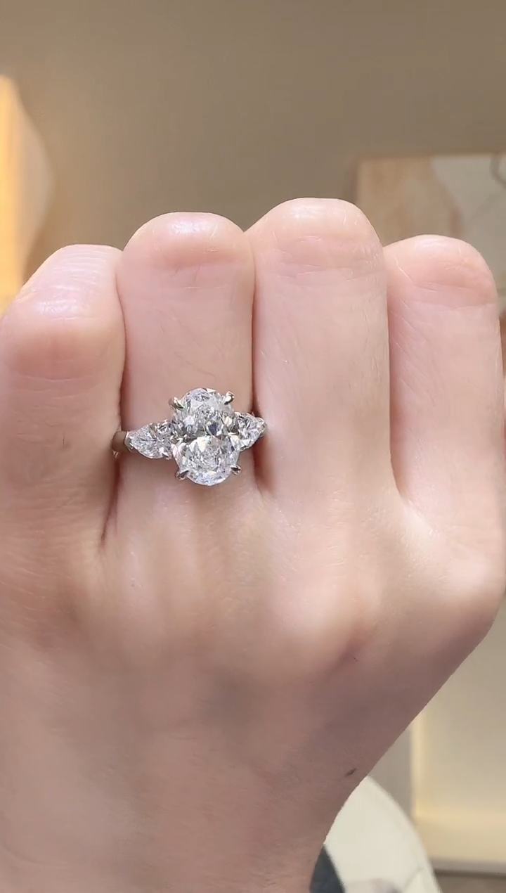 铂Pt950镶嵌实验室培育钻石2.7卡椭圆三石戒指    