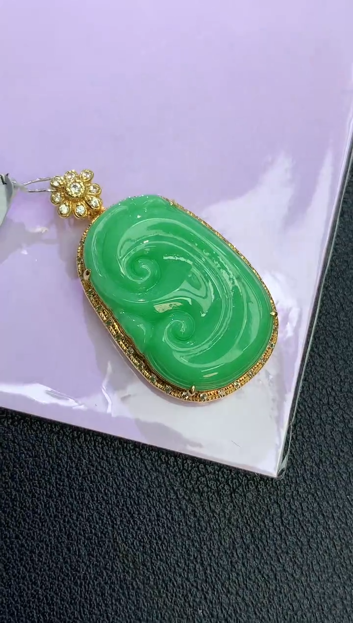 颈饰18K金镶嵌翡翠赠礼盒 麦麦