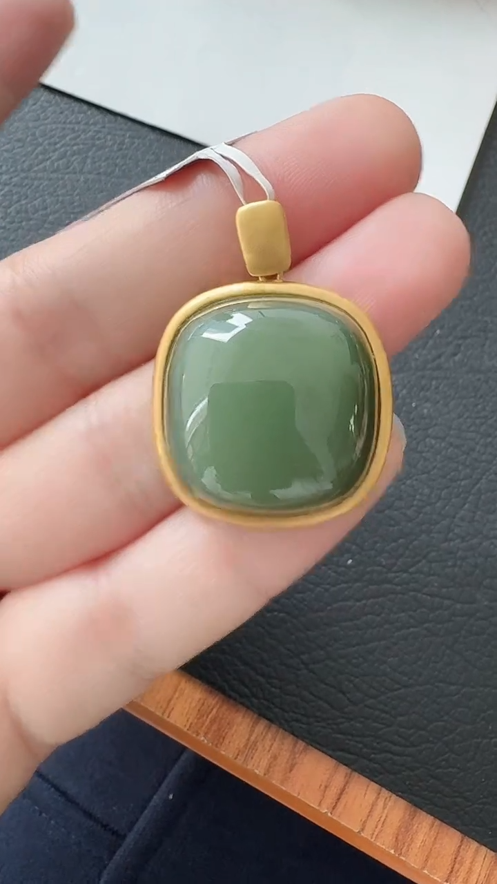 颈饰18K金镶嵌和田玉荣倩