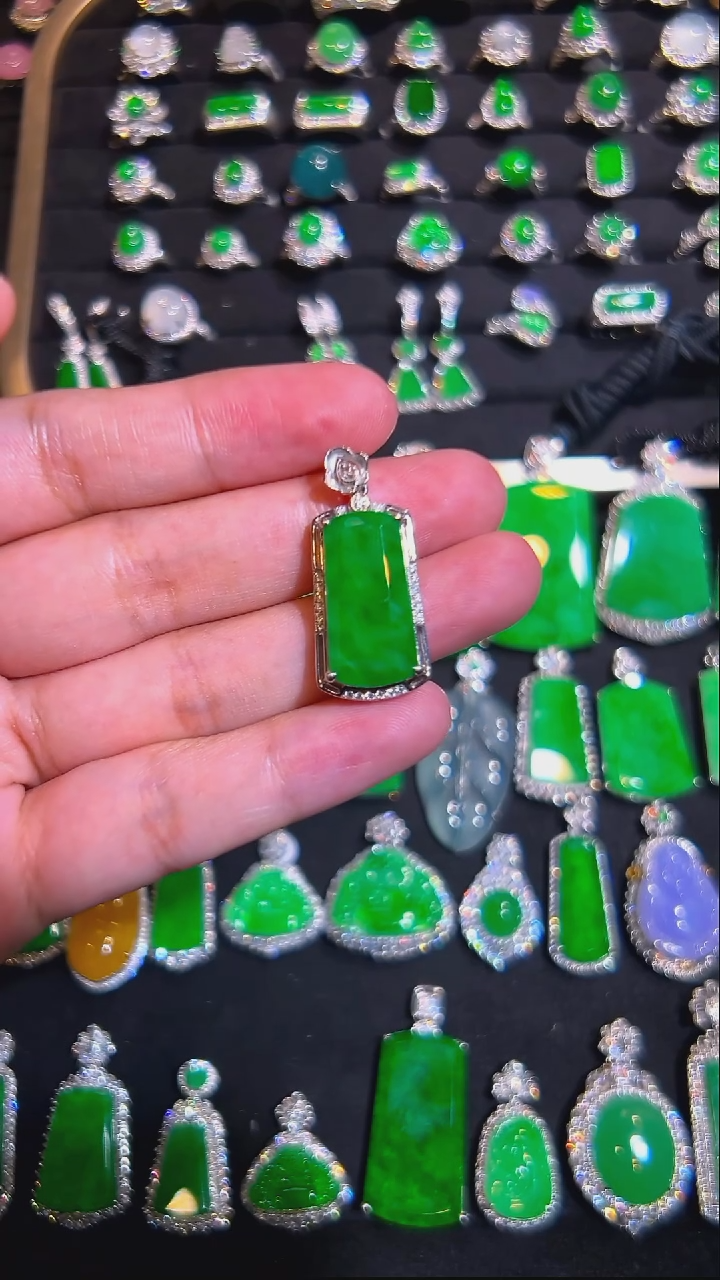 颈饰18K金镶嵌翡翠吊坠