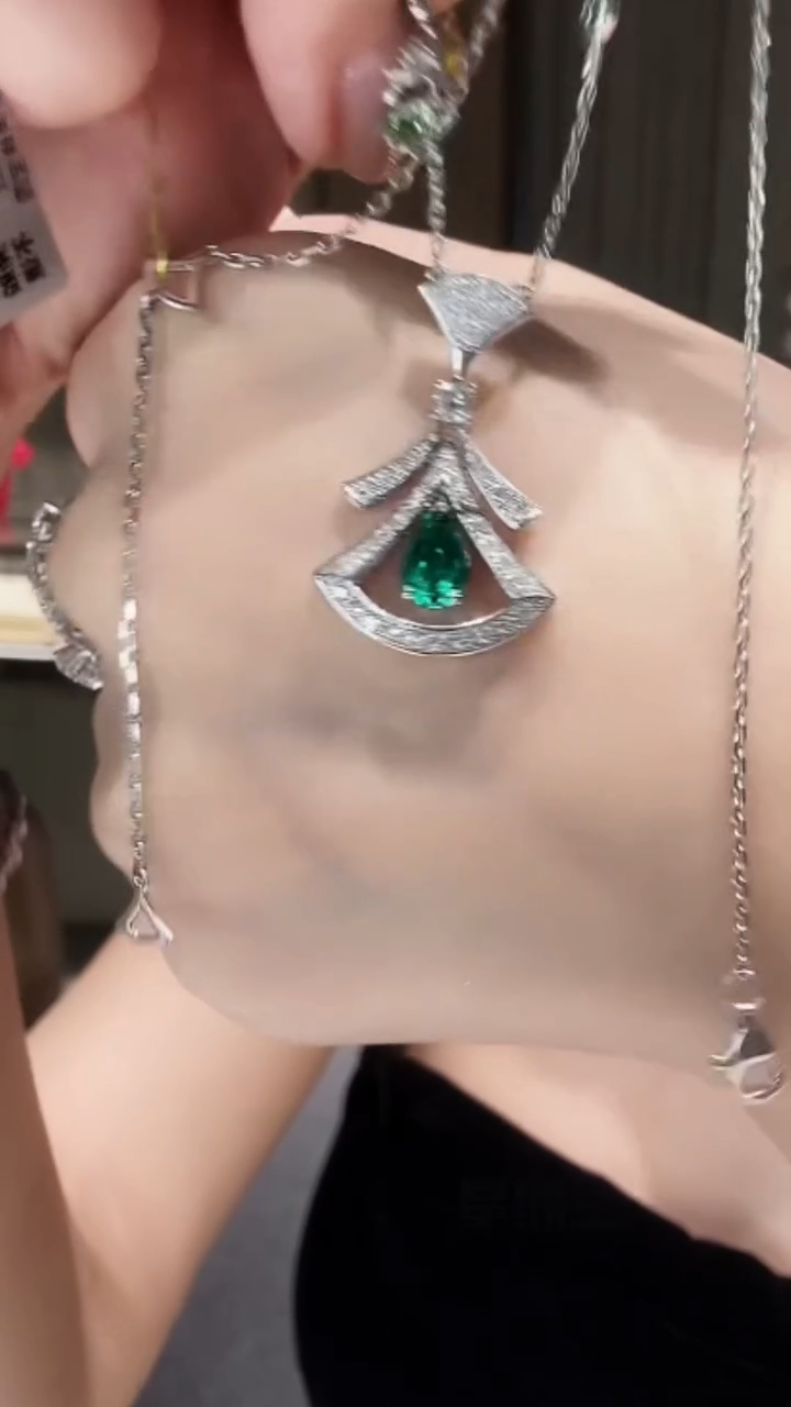 铂Pt950镶嵌项链钻石绿色裙子