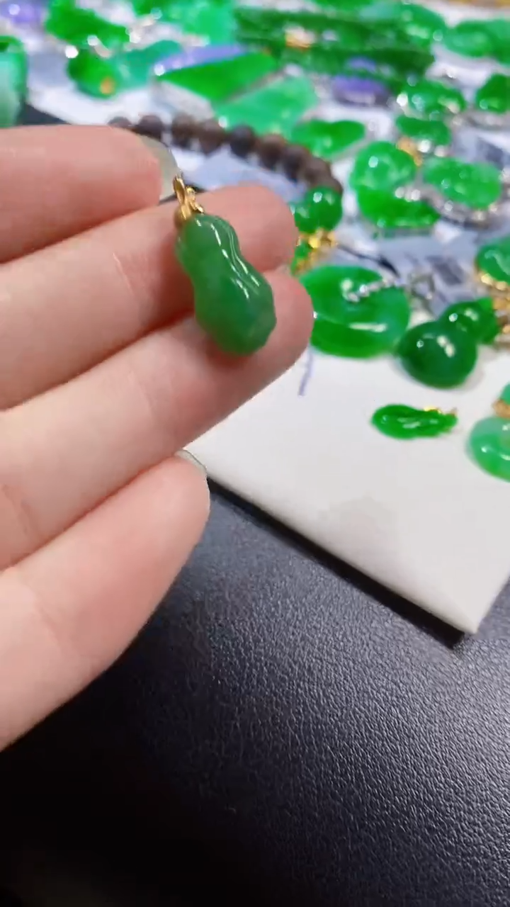 颈饰18K金镶嵌翡翠白菜