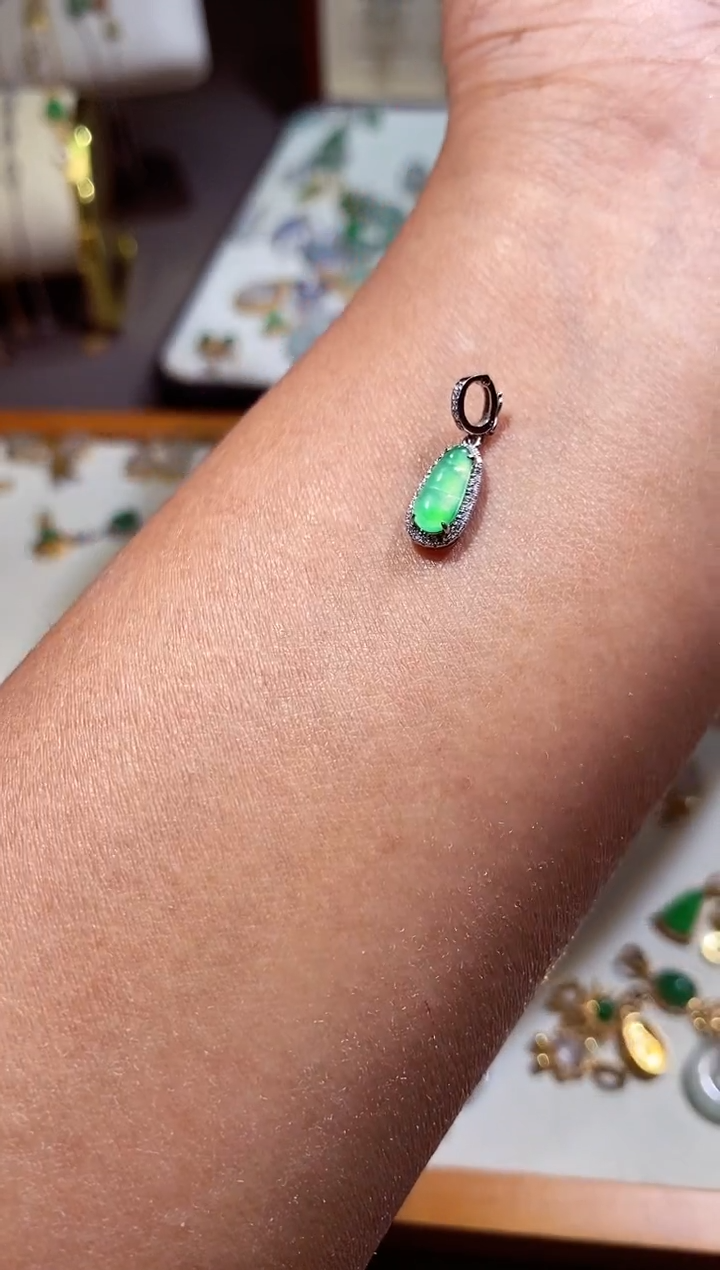 吊坠(不含链)18K金镶嵌翡翠天*了11111111