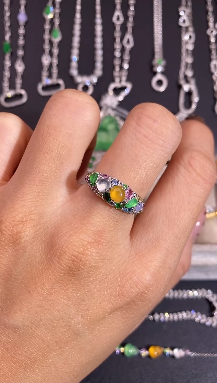 颈饰18K金镶嵌翡翠戒指