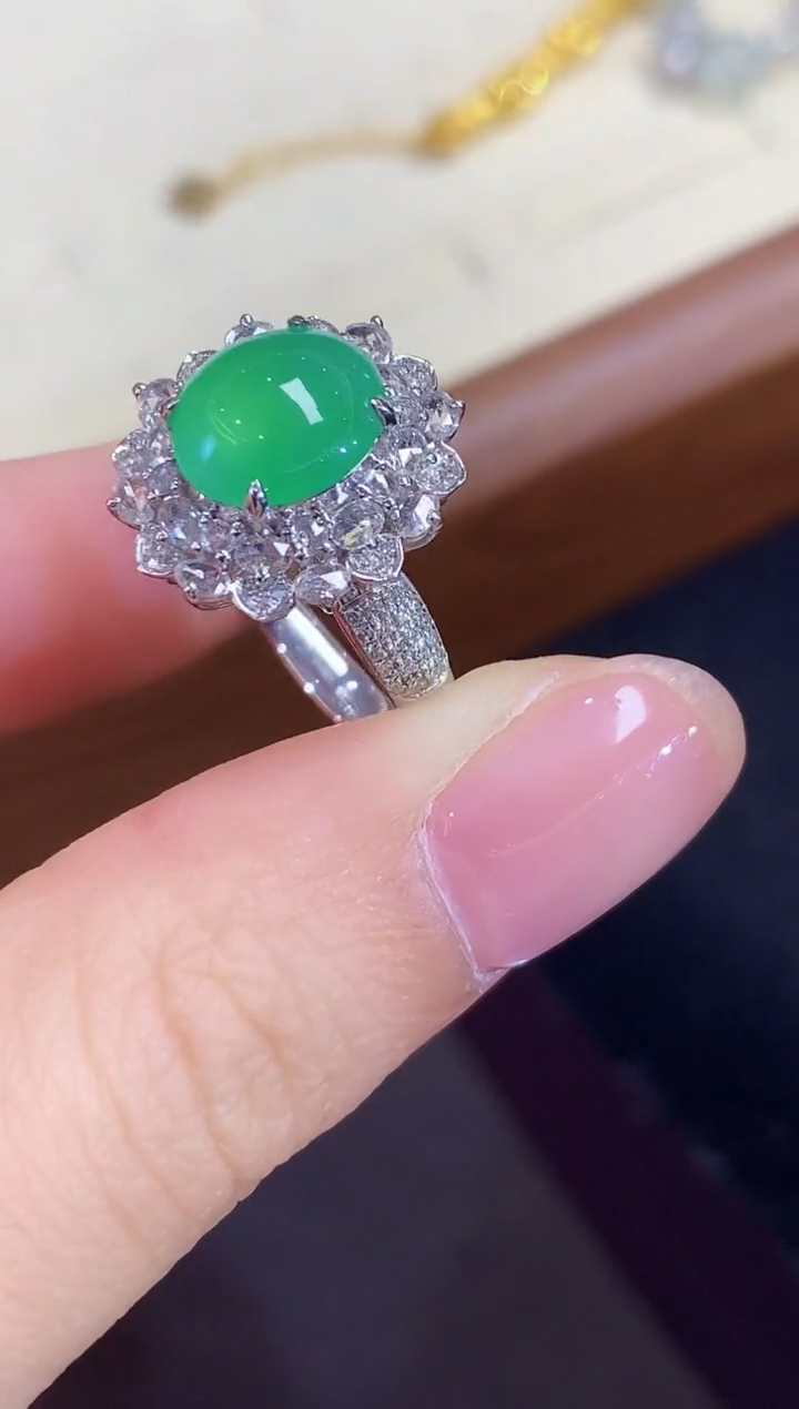 18K金镶嵌戒指翡翠多样性发其一