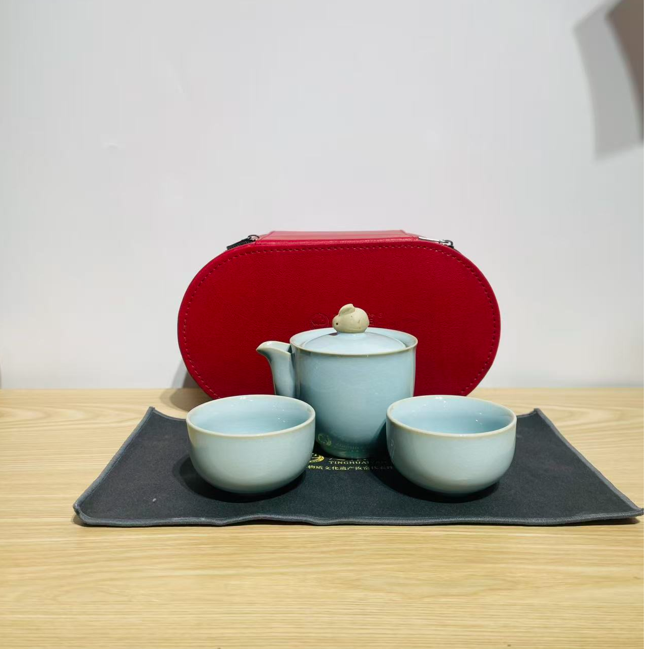 廷怀窑天青釉玉兔手抓壶旅行套装一壶两边杯