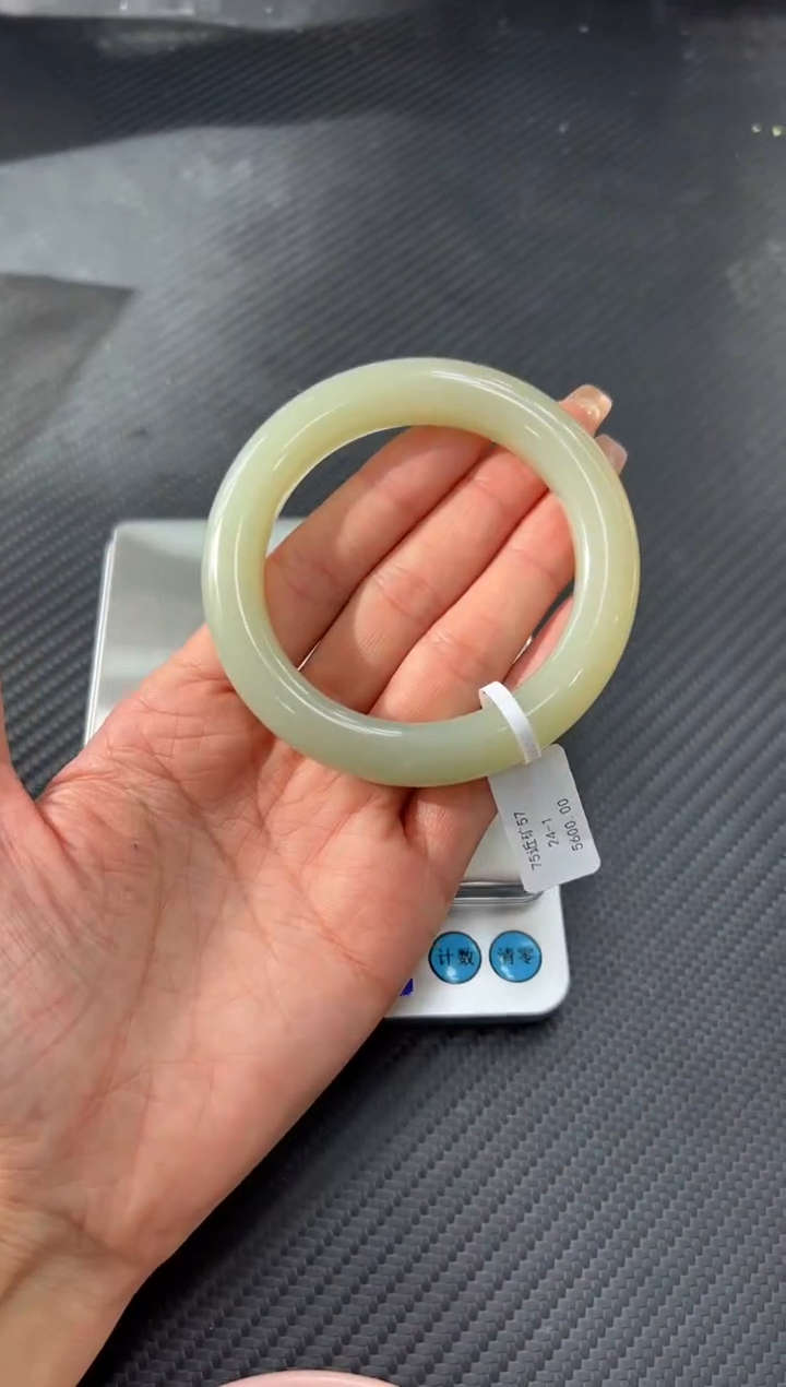 未镶嵌手镯和田玉且末微色差近矿56+