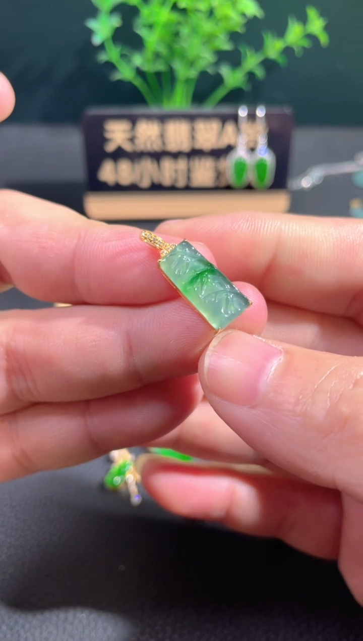 【闪购商品】翡翠颈饰18K金镶嵌翡翠