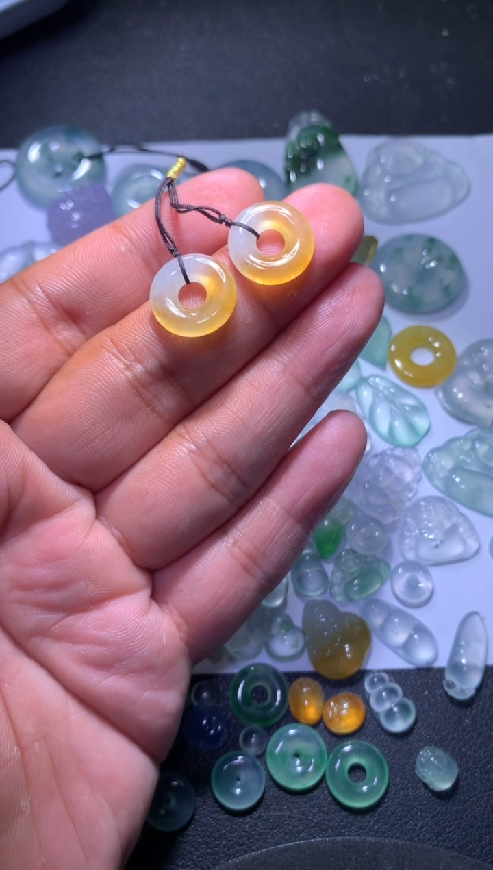 【闪购商品】翡翠颈饰未镶嵌甜甜圈一对