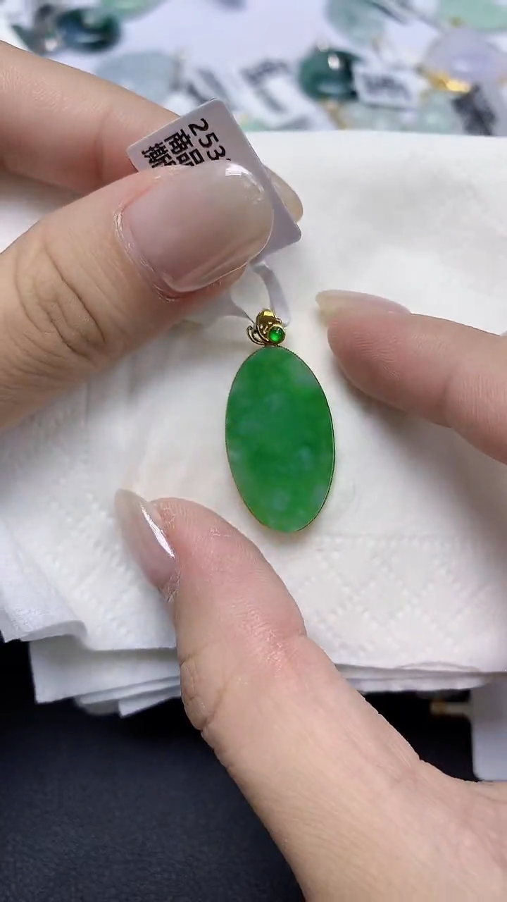 翡翠18K金镶嵌颈饰天然缅甸翡翠A货