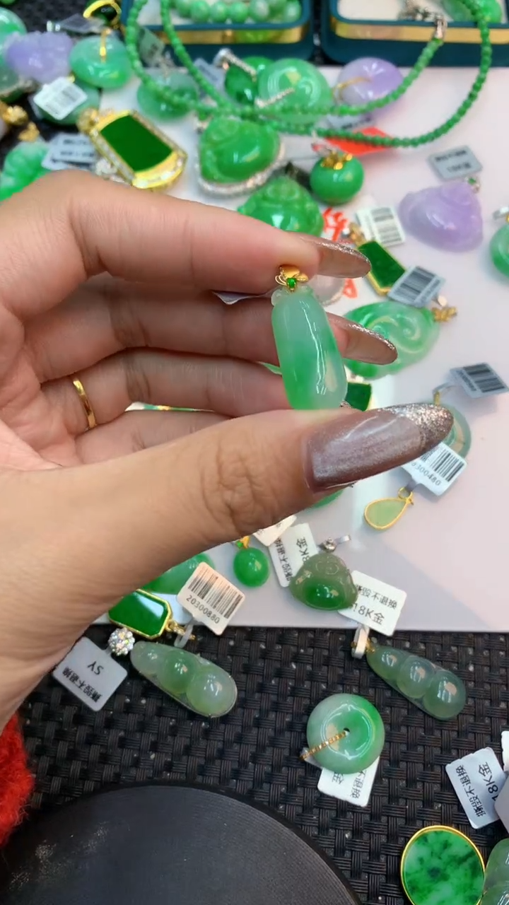 颈饰18K金镶嵌翡翠1