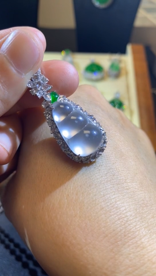 【闪购商品】翡翠吊坠(赠链)18K金镶嵌缅甸天然A货翡翠