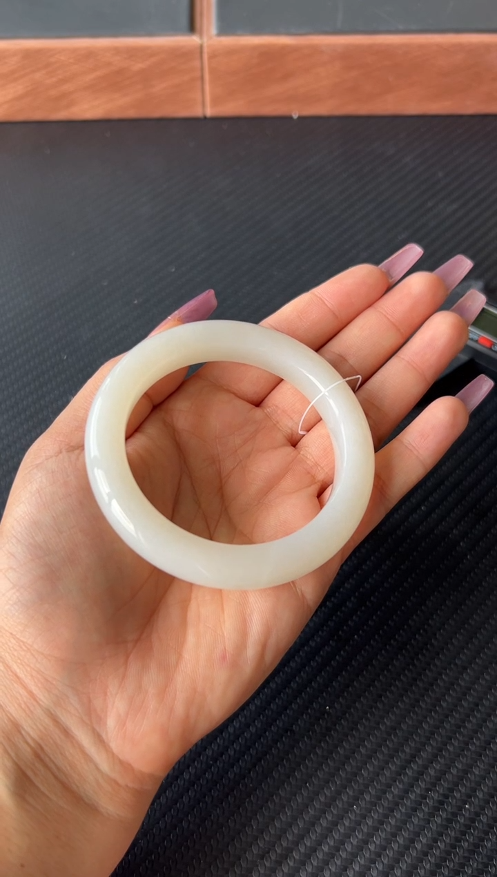 和田玉手镯未镶嵌黑山微色差57