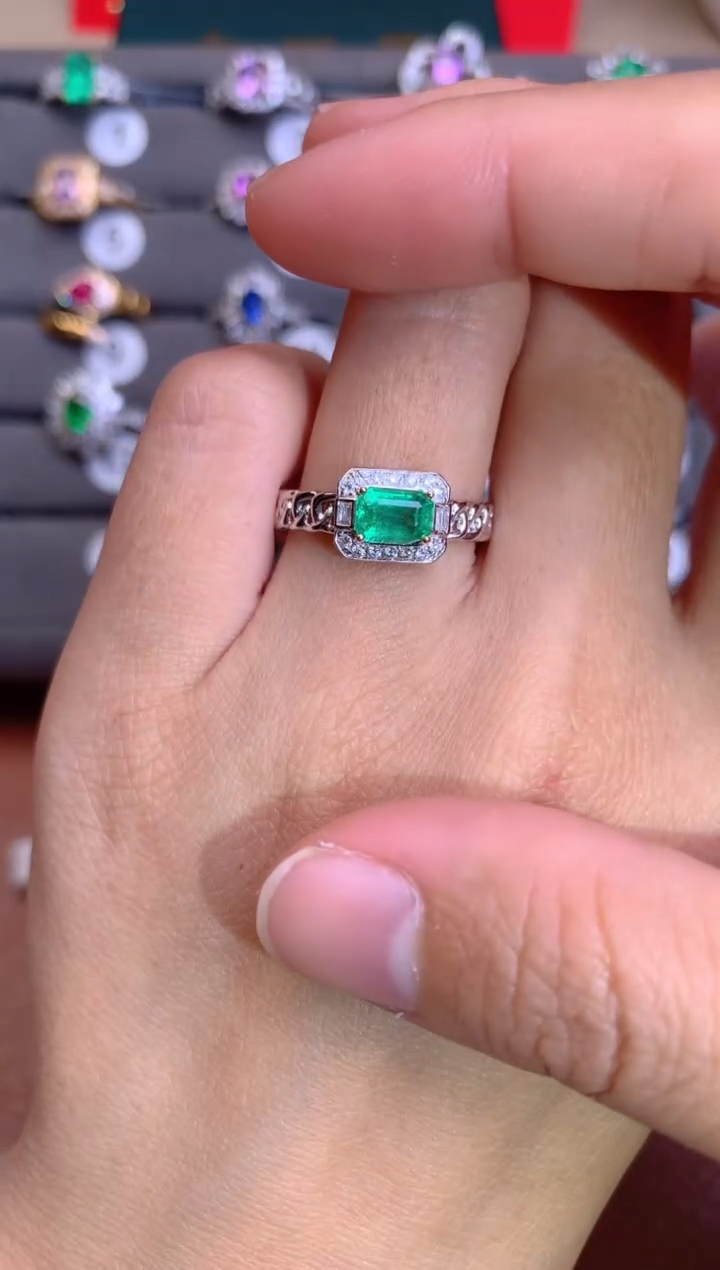 【闪购商品】祖母绿戒指18K金镶嵌0.6CT