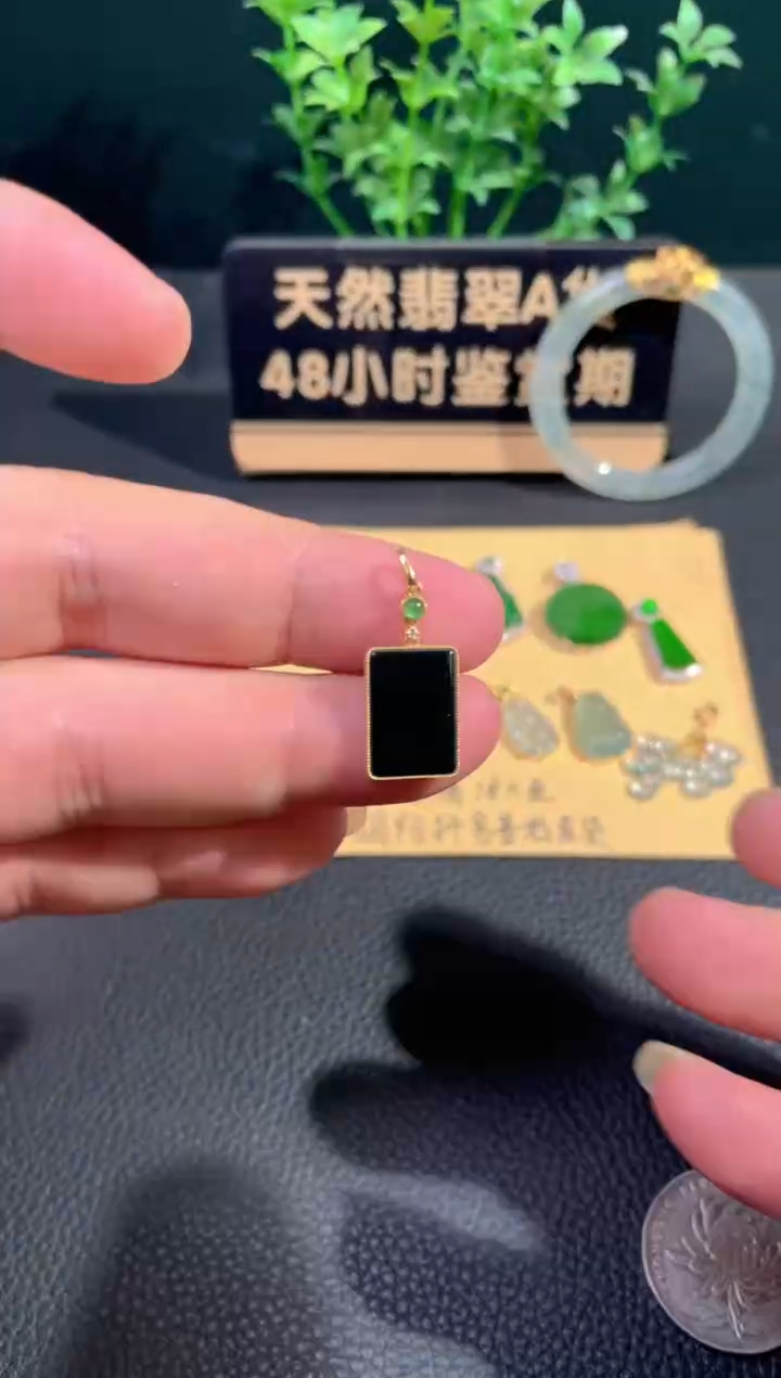 颈饰18K金镶嵌翡翠翡翠