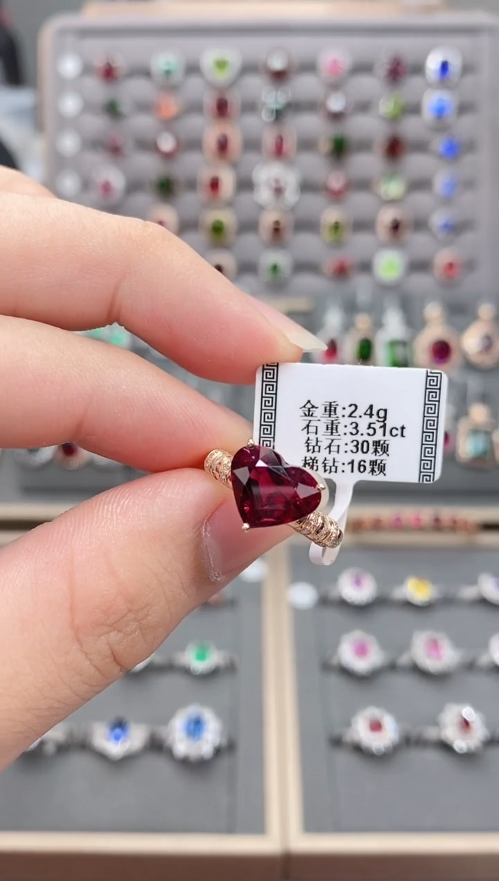 碧玺戒指18K金镶嵌3.51  