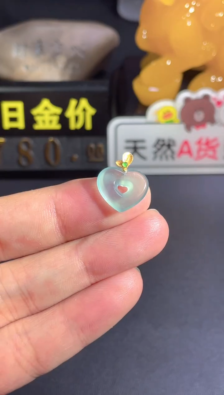 翡翠18K金镶嵌颈饰   