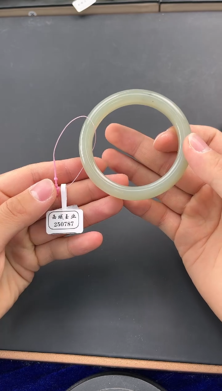 未镶嵌手串和田玉且末青白手镯卡54微色差（有纹）