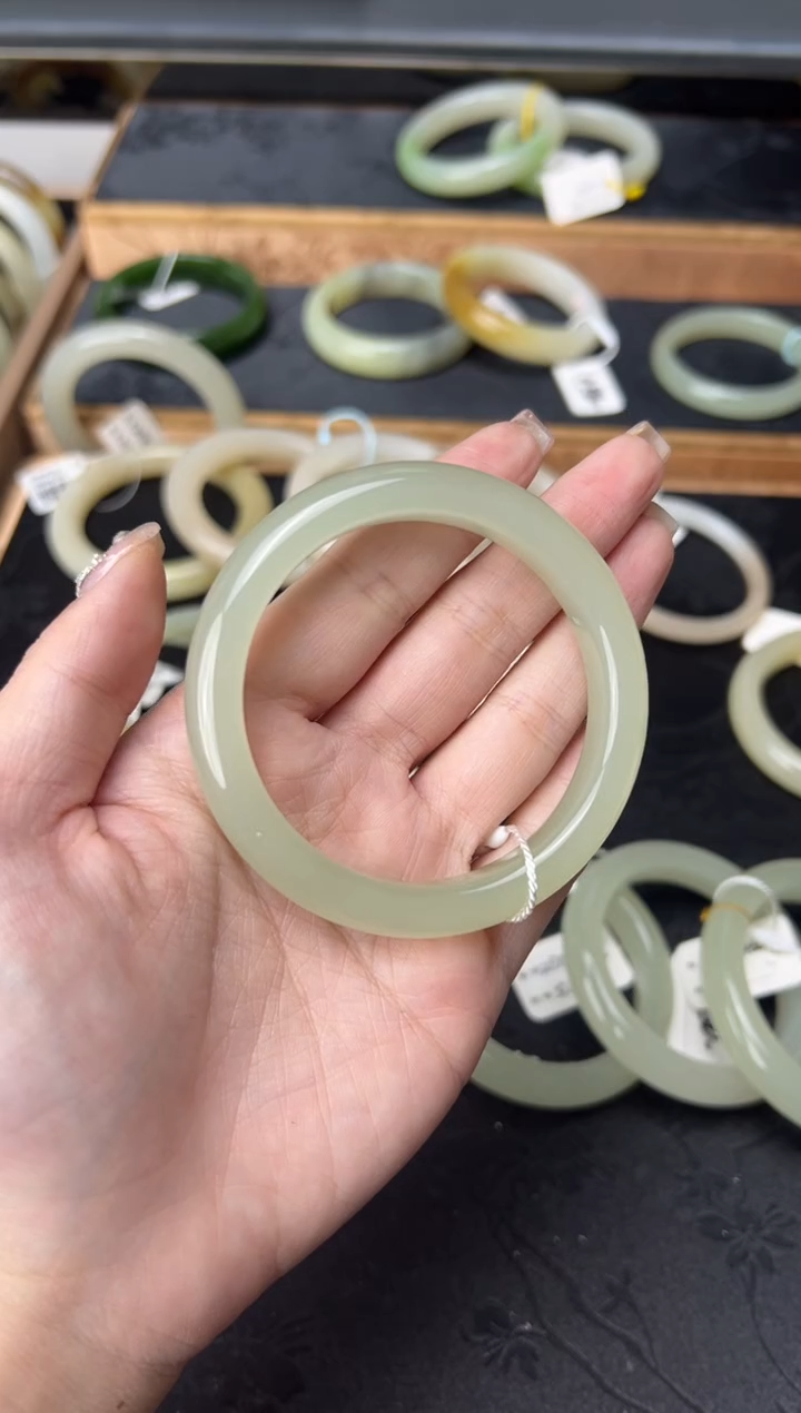 【闪购商品】和田玉手镯未镶嵌白冰晴 57