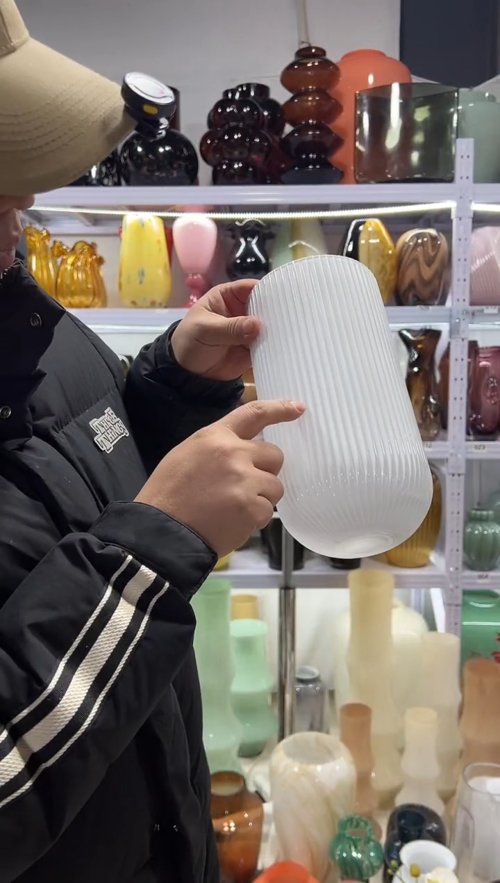 白色竖条纹直筒花瓶