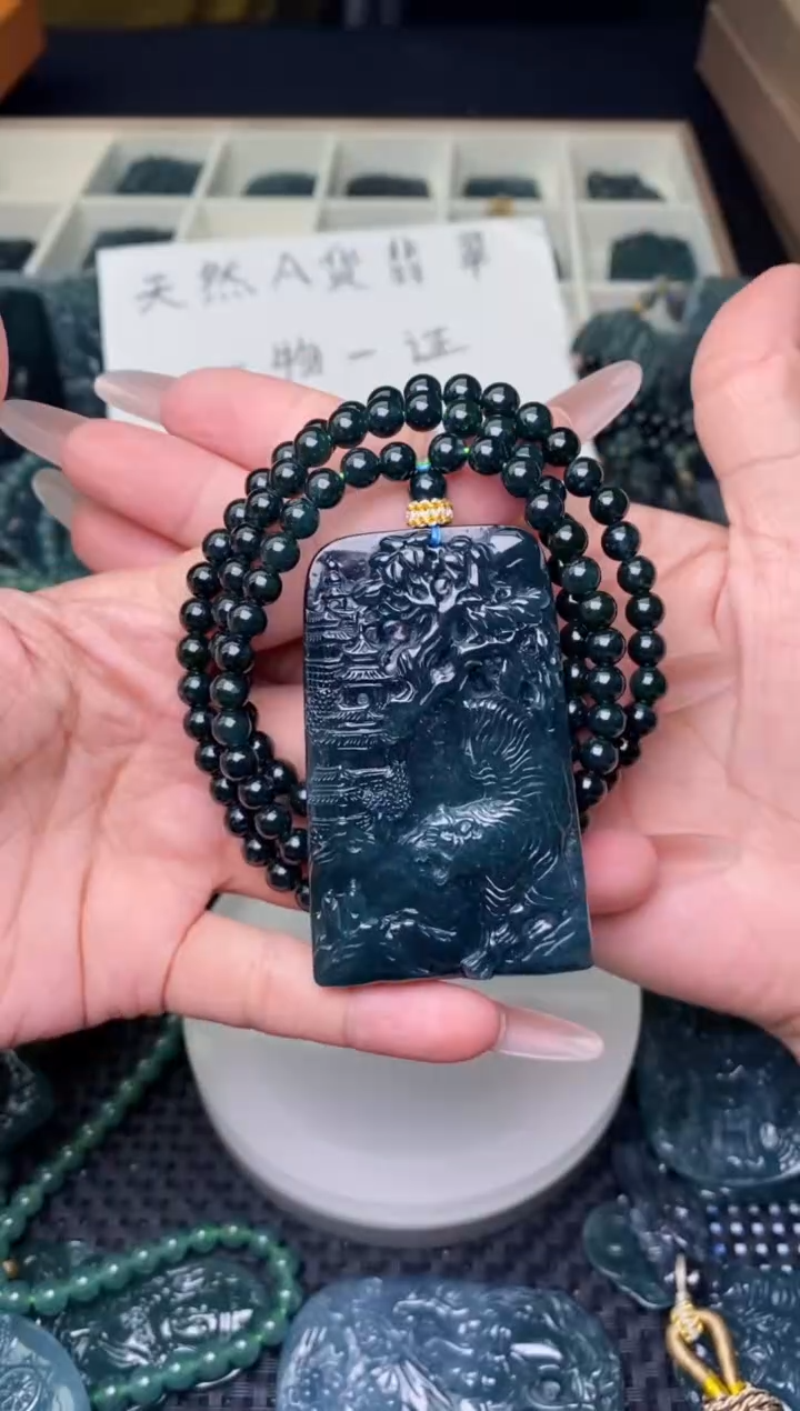 翡翠未镶嵌颈饰          