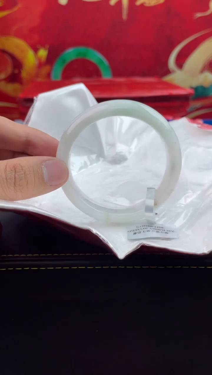 【闪购商品】翡翠手镯未镶嵌17翡翠手镯（微瑕）