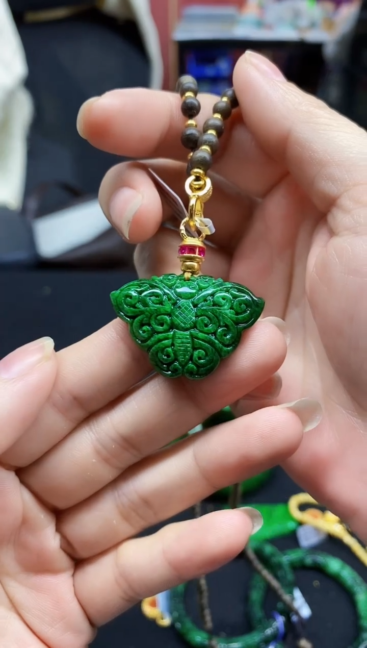 颈饰未镶嵌翡翠渭吊坠