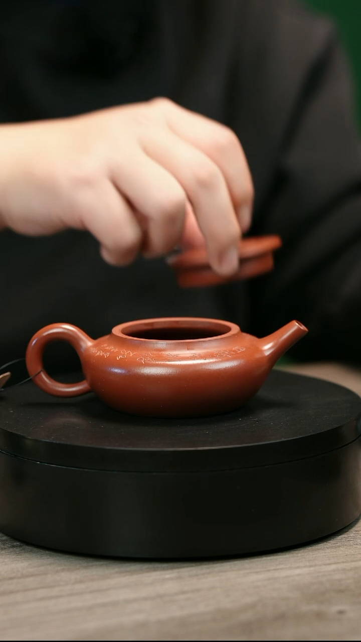 茶壶紫砂?***?H2375陈菊华刻绘扁晨