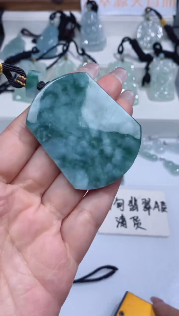 颈饰未镶嵌翡翠吊坠