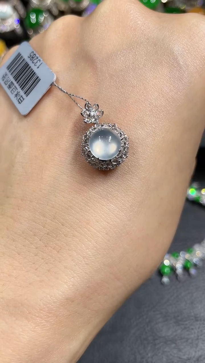 吊坠(不含链)18K金镶嵌翡翠蛋面