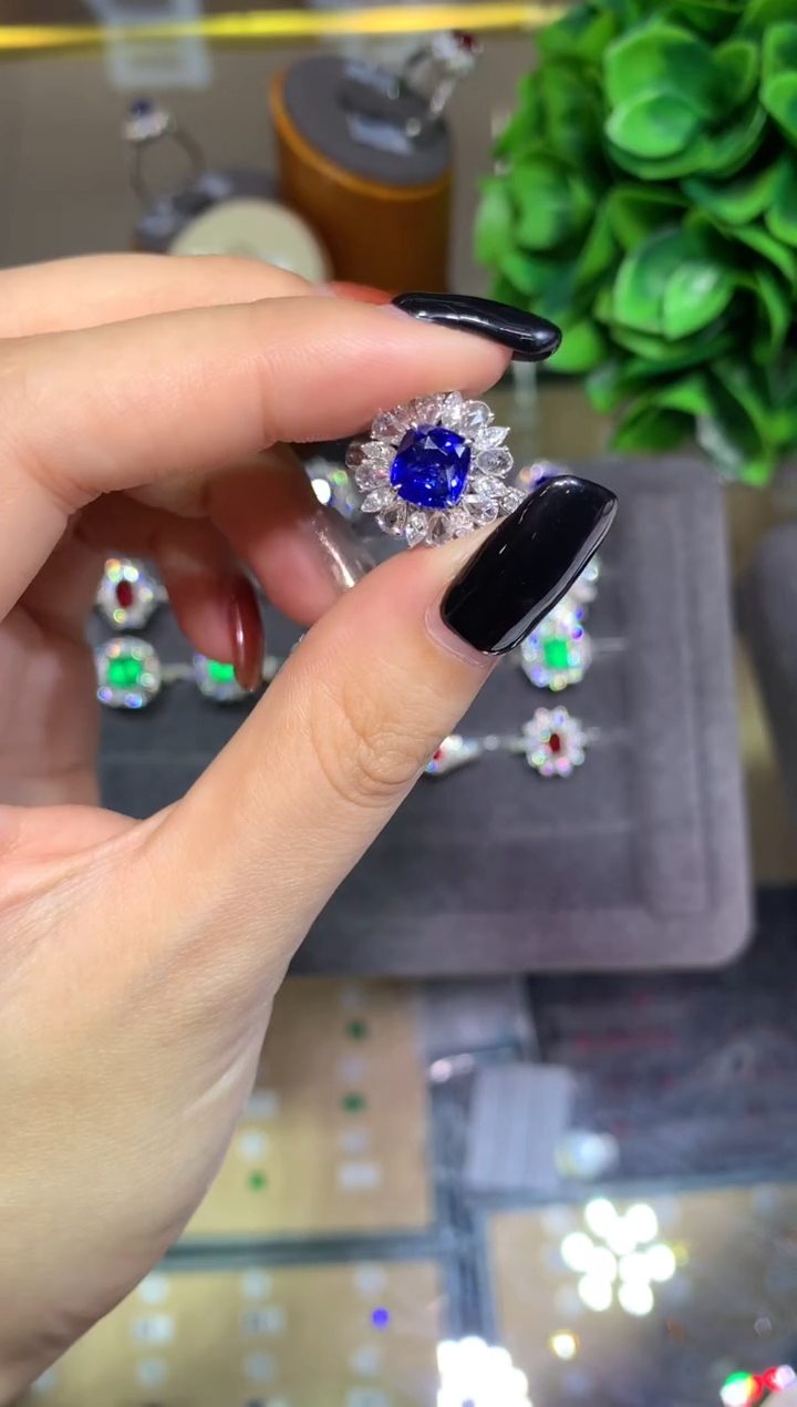 戒指蓝宝石18K金镶嵌2.0CT