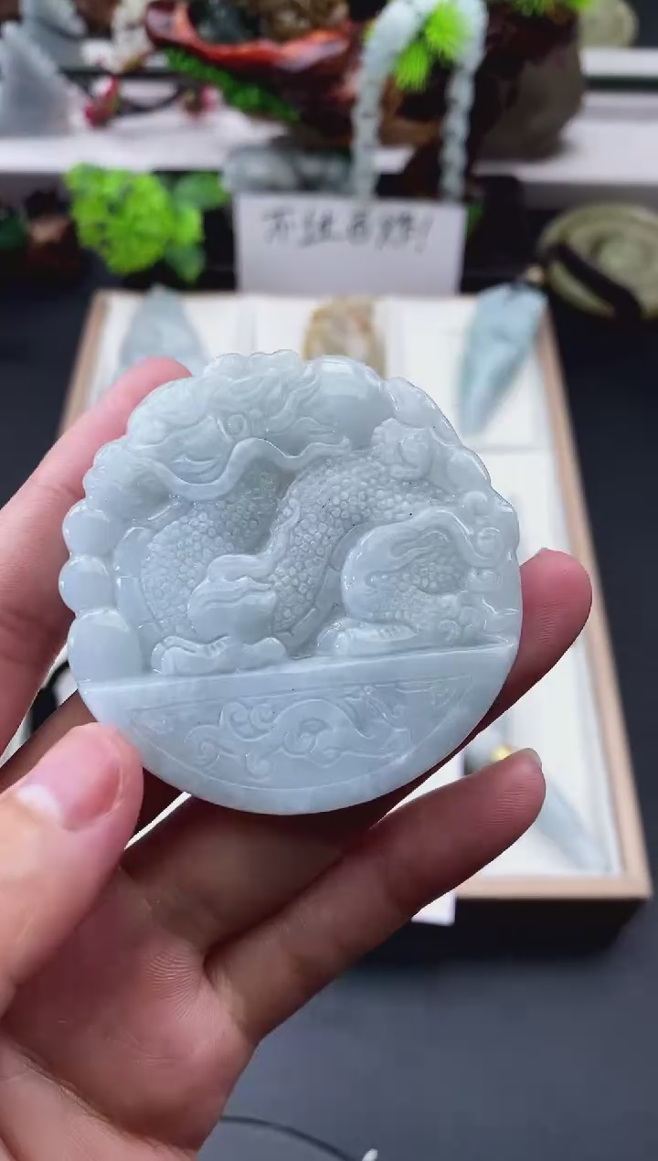颈饰未镶嵌翡翠?****了天然缅甸A货翡翠
